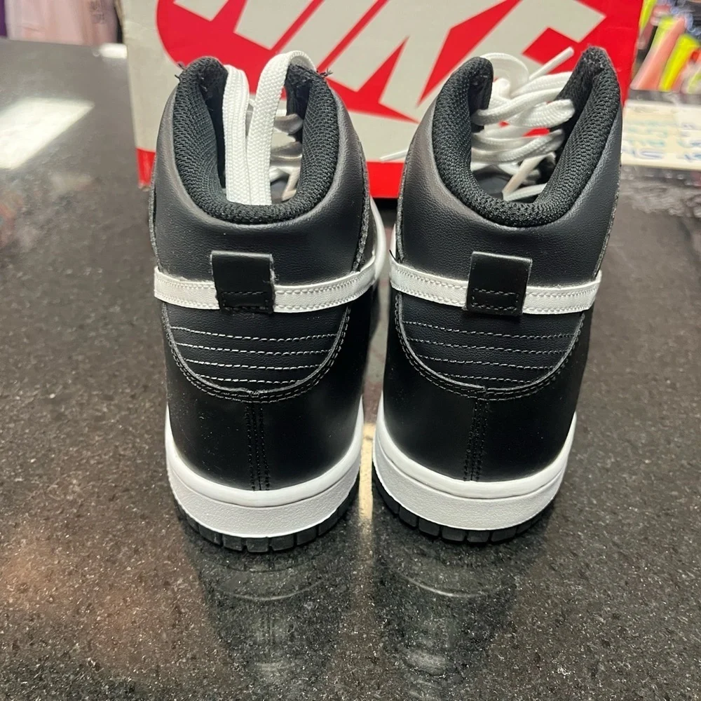 Sz 7 dunk mids black & white